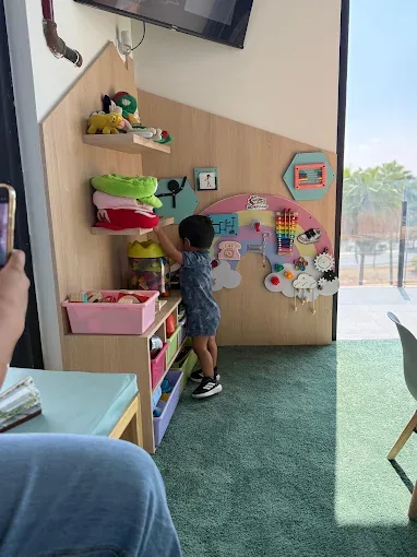 Niño jugando en el área infantil de la clínica