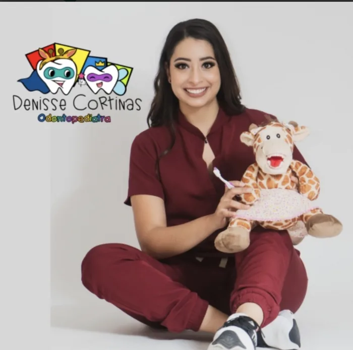 Dra. Denisse Cortinas con peluche didáctico